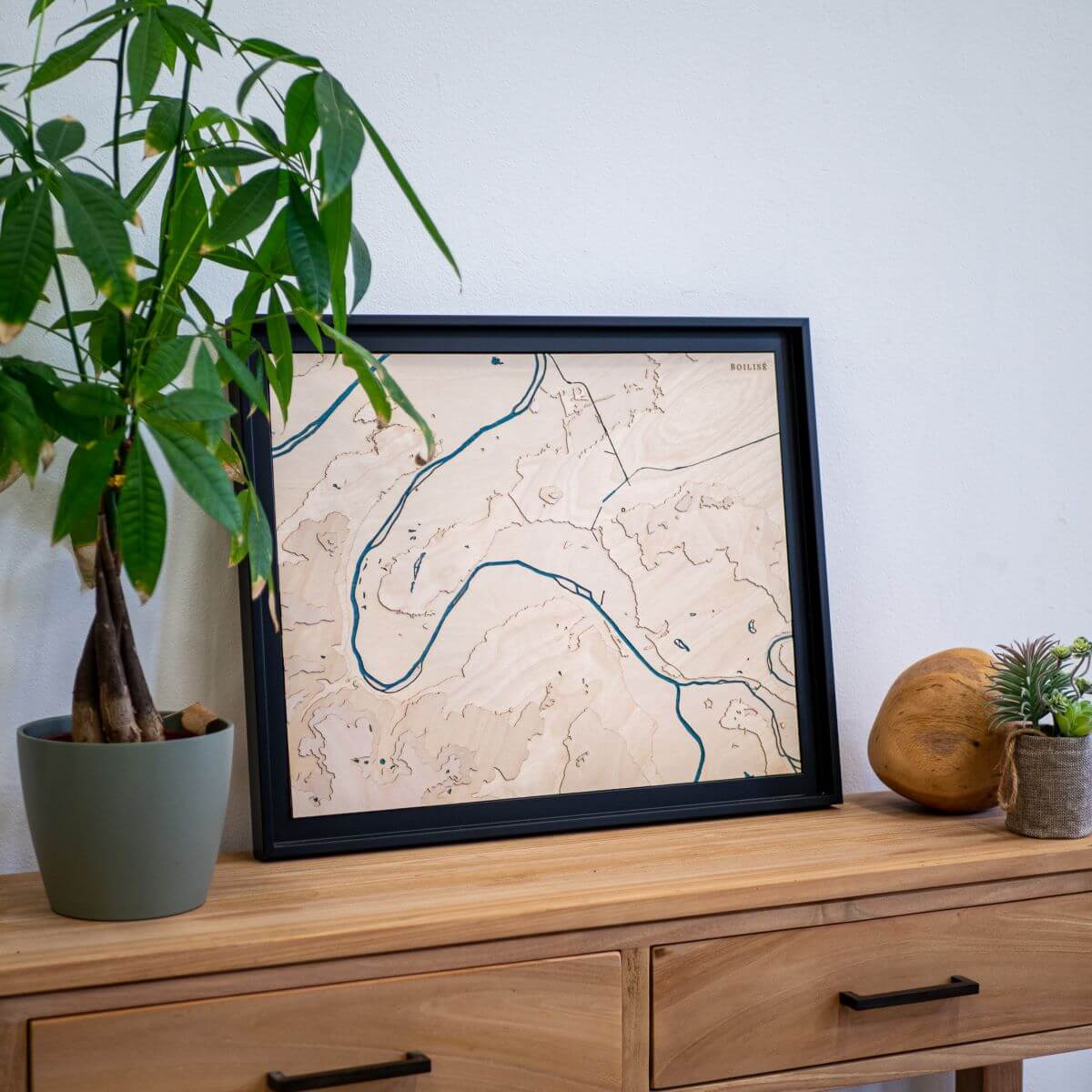 Carte de Paris posée sur une commode d'entrée en bois