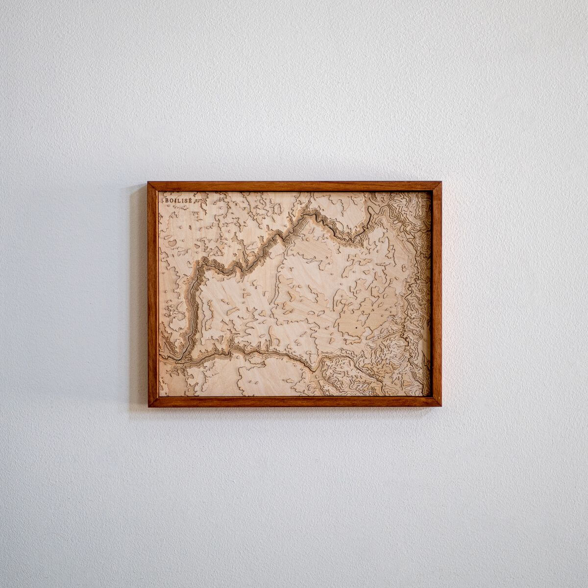 La carte du causse Méjean accrochée au mur pour donner du relief à votre déco