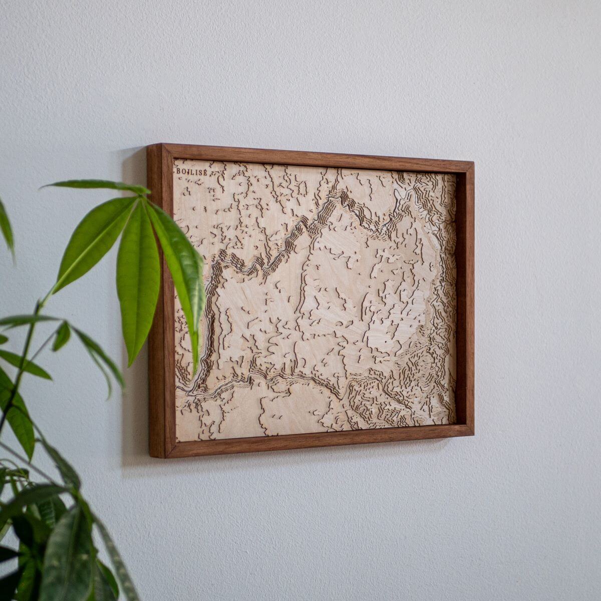 Déco naturelle avec la carte du causse Méjean fabriquée en France de manière artisanale