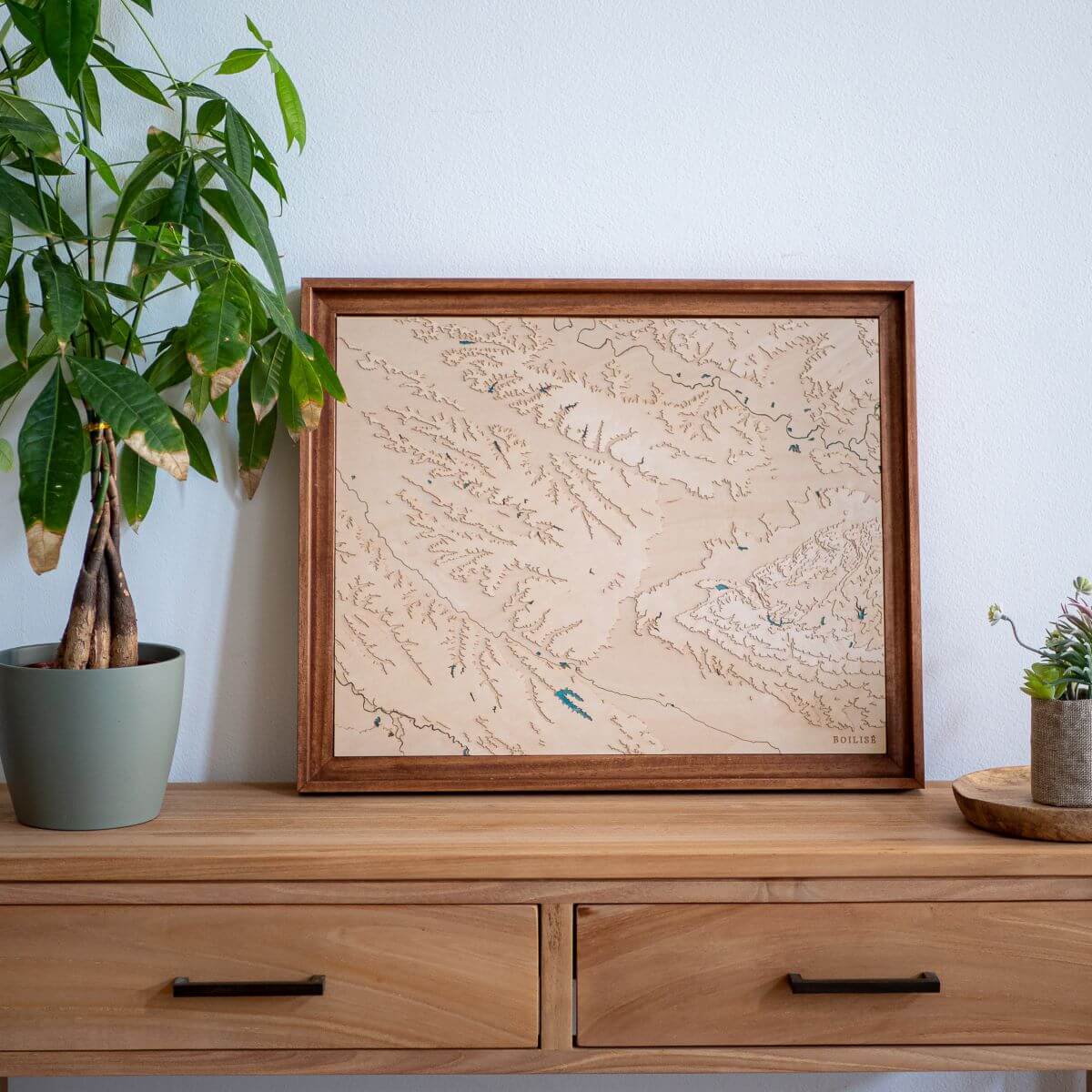 Carte du Lauragais posée sur une commode d'entrée en bois