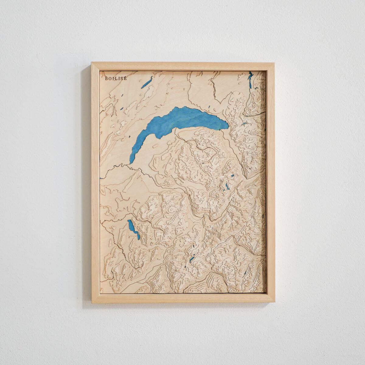 La carte du lac Léman et de la Savoie accrochée au mur pour donner du relief à votre déco