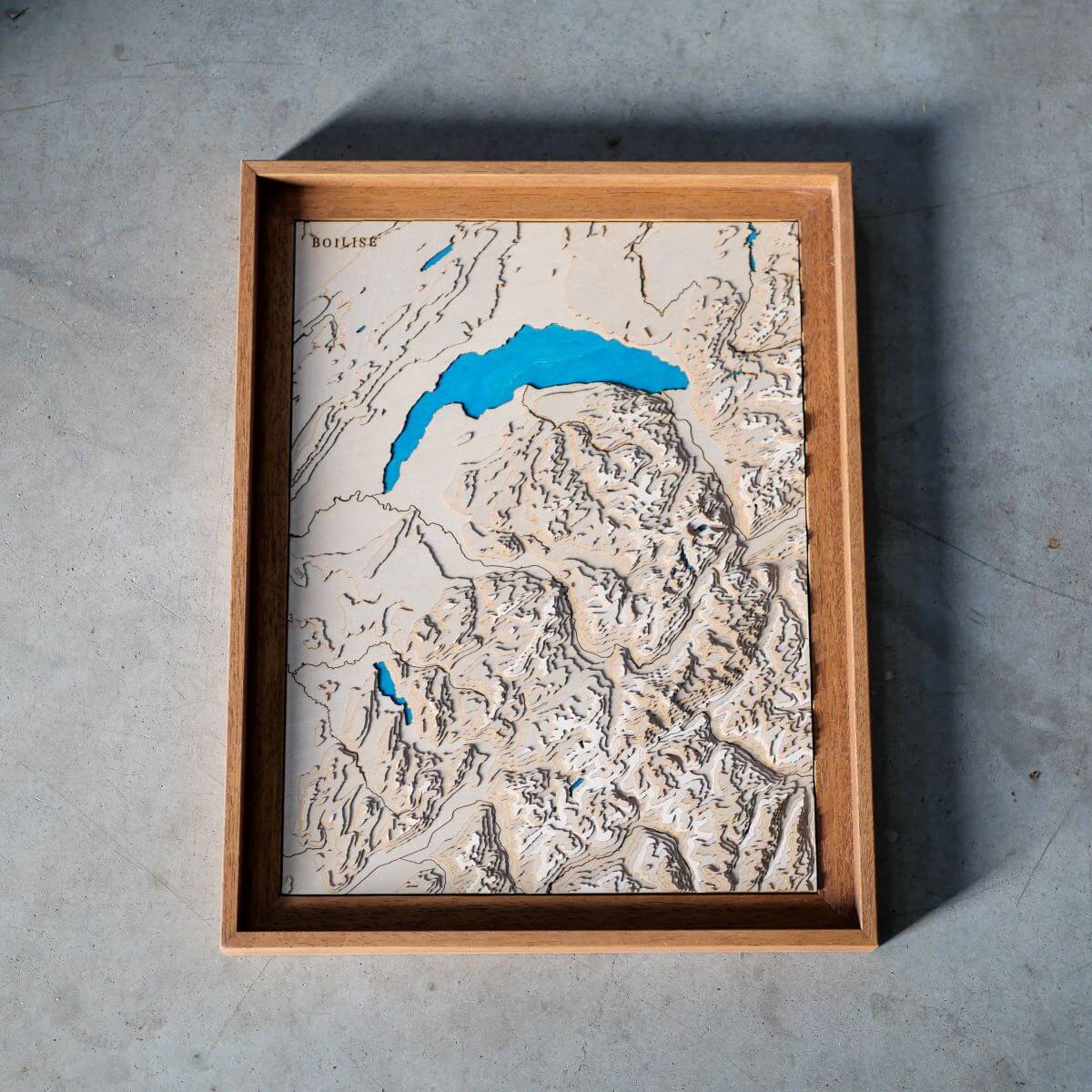 Déco naturelle avec la carte du lac Léman et de la Savoie fabriquée en France de manière artisanale