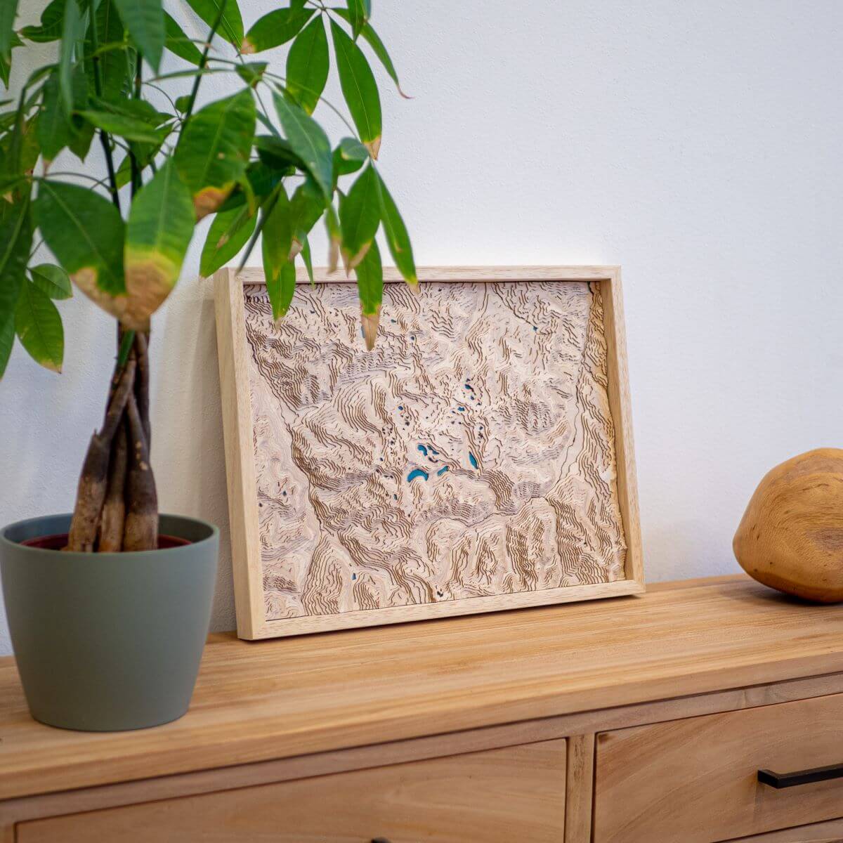 Carte du massif du Néouvielle posée sur une commode d'entrée en bois