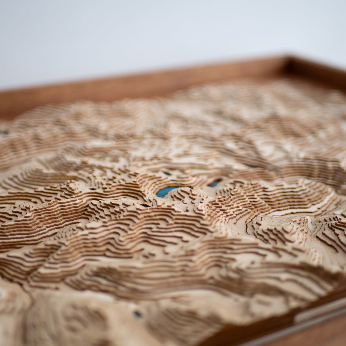 Détails du relief de la carte du massif du Néouvielle en bois