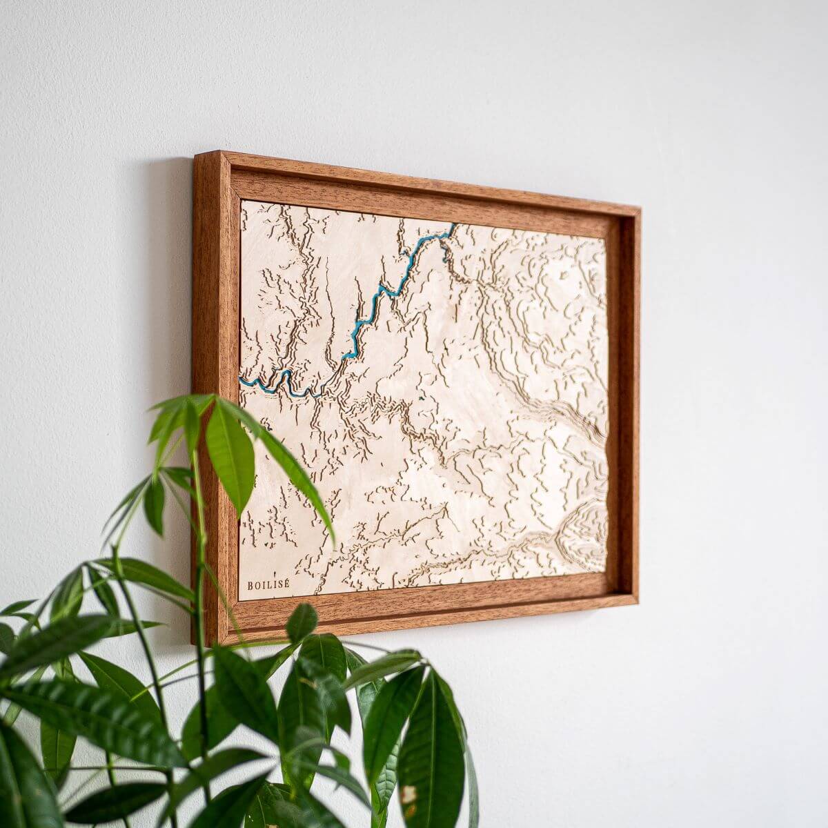 La carte de la vallée de l'Auze accrochée au mur pour donner du relief à votre déco