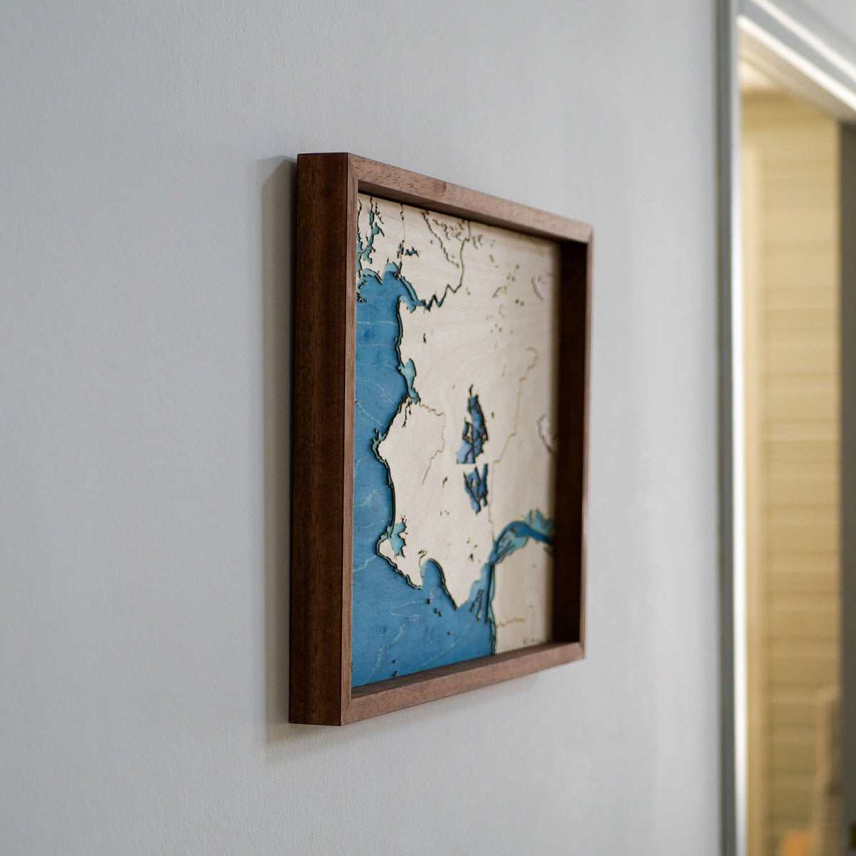 Carte de la Brière en bois accrochée au mur