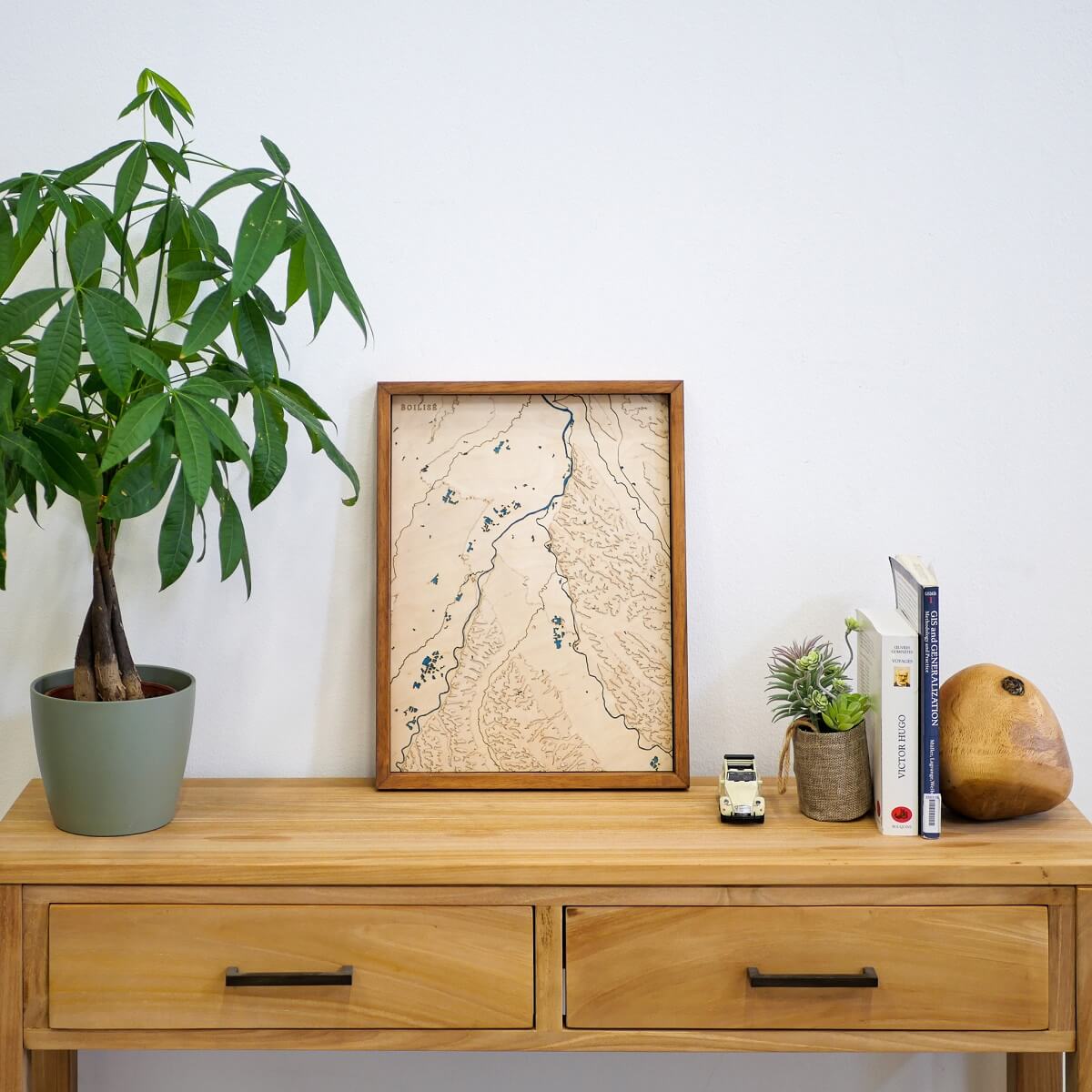 Carte de la Garonne et l'Ariège sur une commode en bois