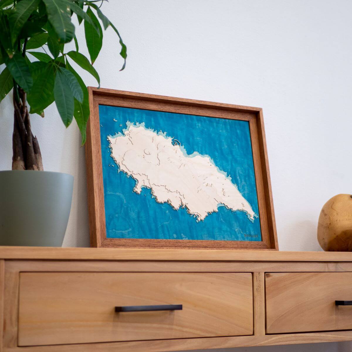 Du relief dans une déco bretonne avec le tableau de l'île d'Yeu
