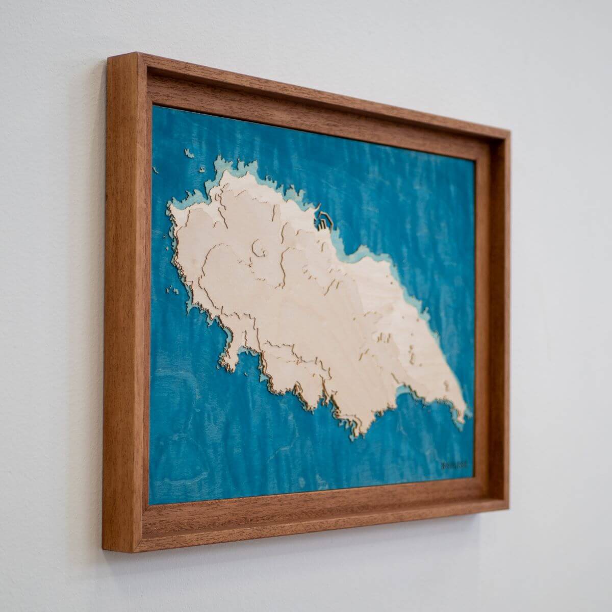 Le tableau de l'île d'Yeu accroché au mur