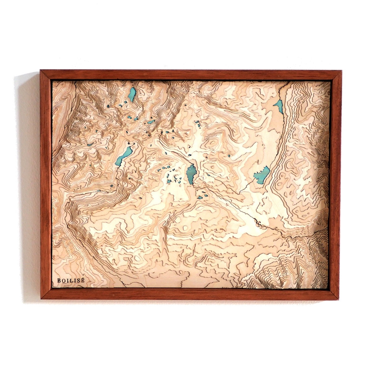 Tableau topographique des stations de ski des Pyréenées Orientales, multiples lacs turquoises et cadre standard brun