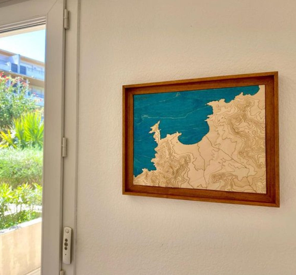 Carte de la baie de Calvi accrochée par une cliente