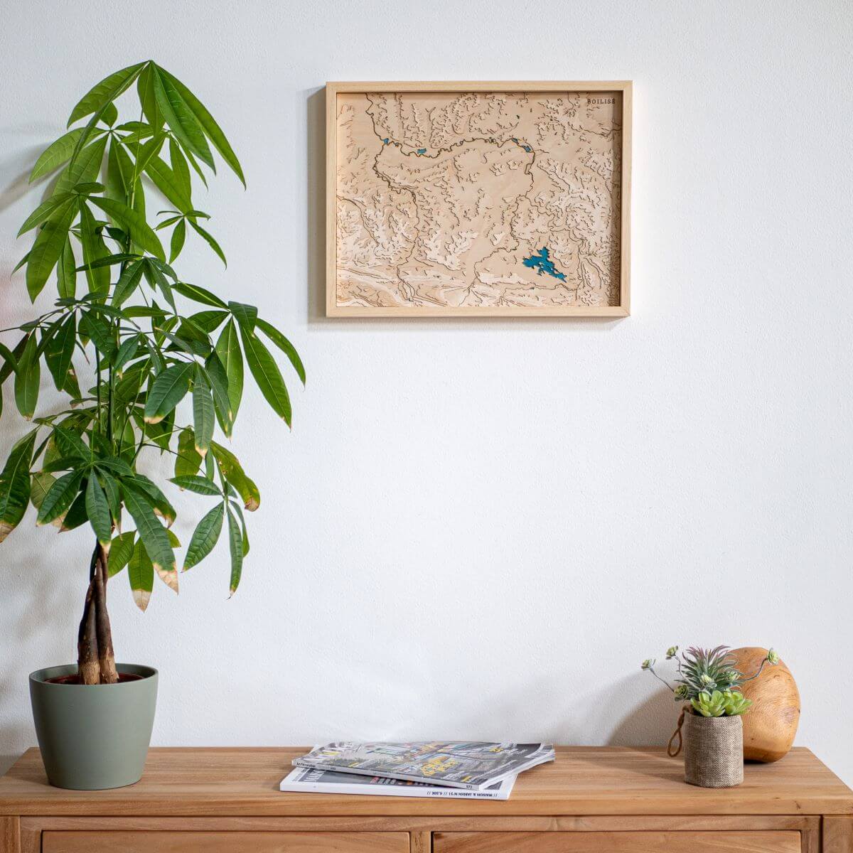 Carte du pays de Mirepoix posée sur une commode d'entrée en bois
