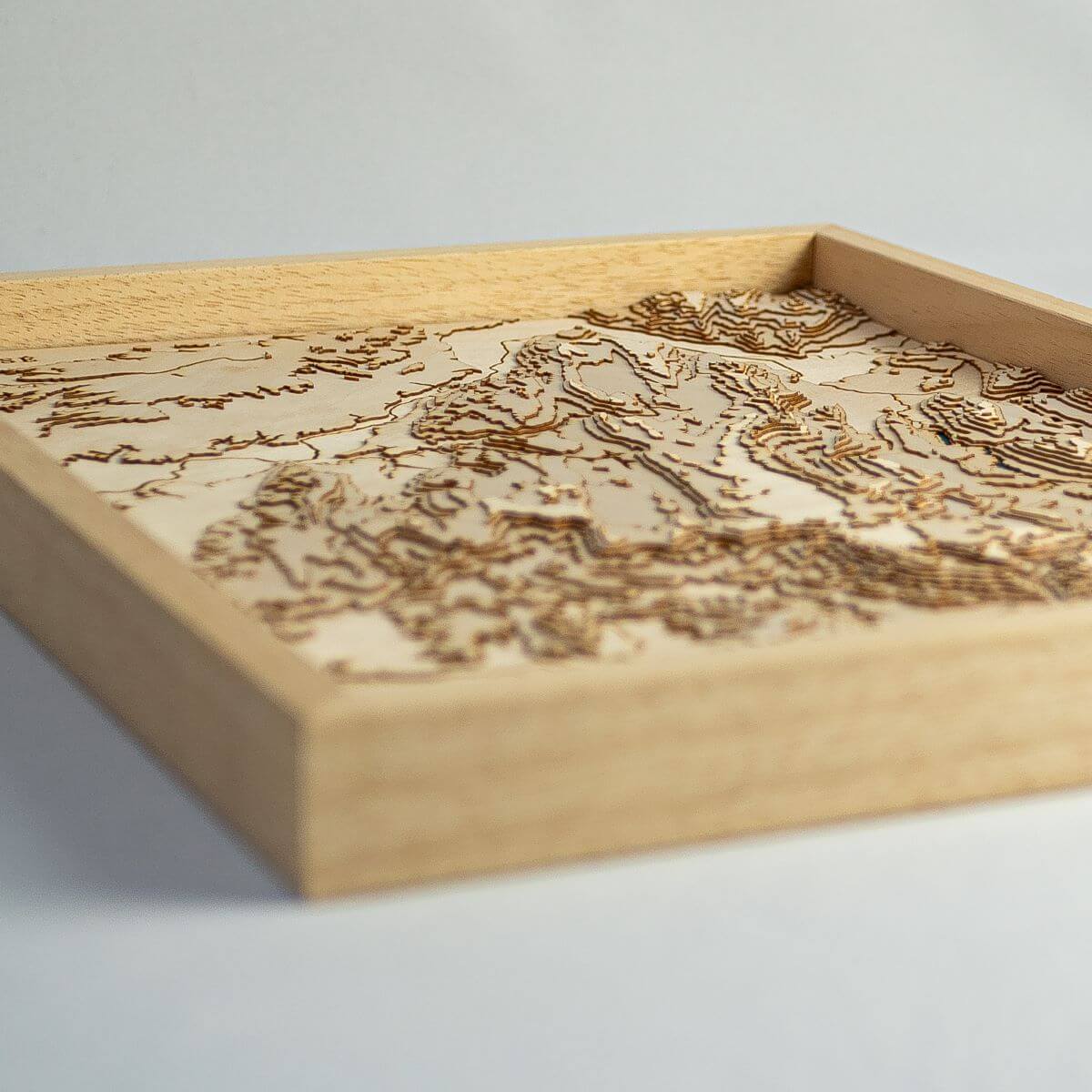Détails du relief de la carte du massif du Vercors en bois